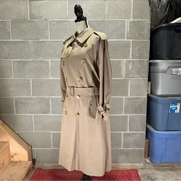 Burberry trench coat. - Picture 5 of 16